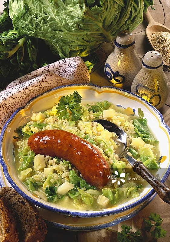 萨瓦白菜炖波兰香肠和大麦图片素材