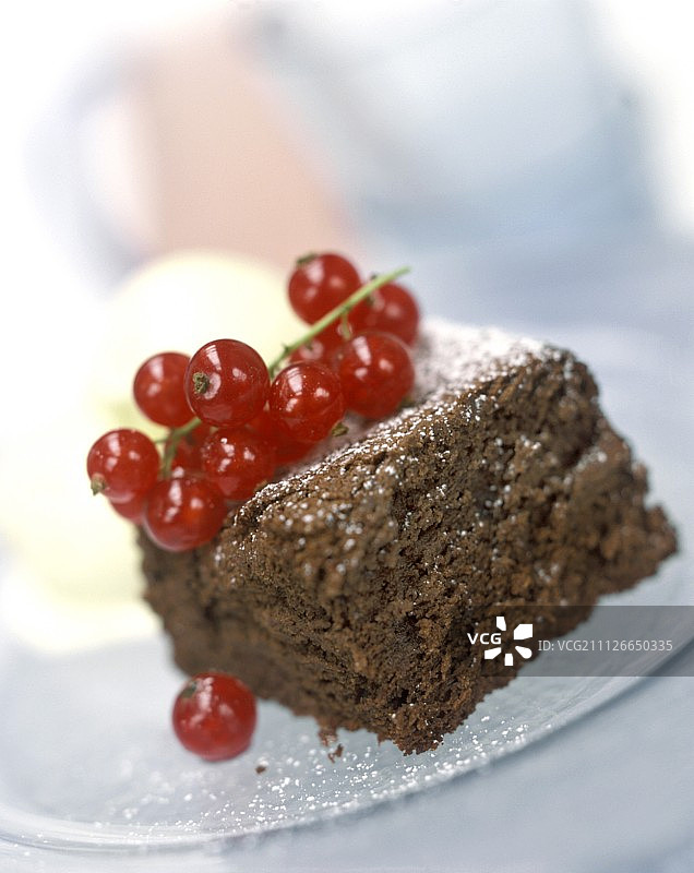 用红醋栗装饰的巧克力蛋糕图片素材