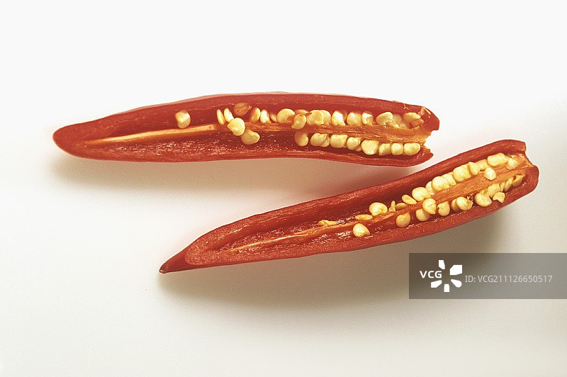 切半的红色辣椒图片素材