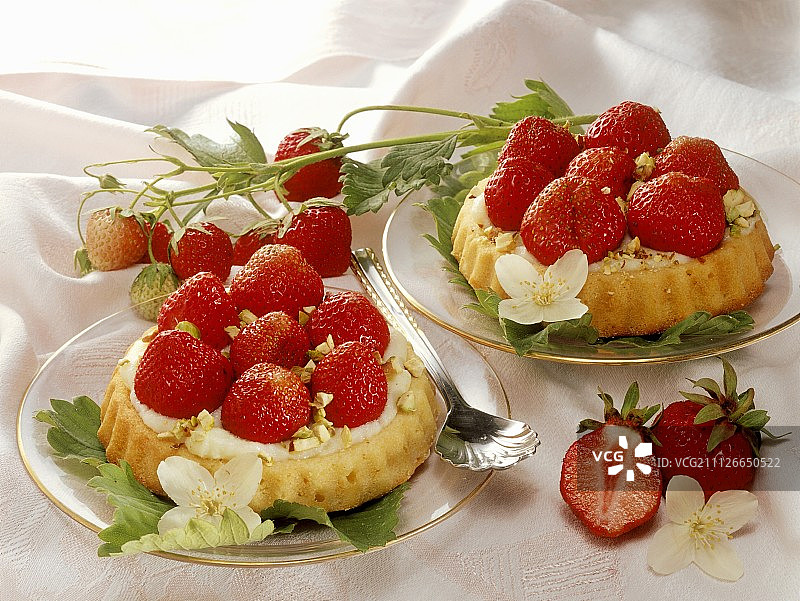 两只草莓挞图片素材