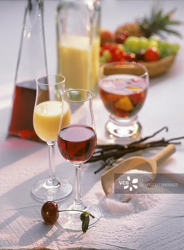 自制樱桃利口酒和蛋黄果宾治图片素材