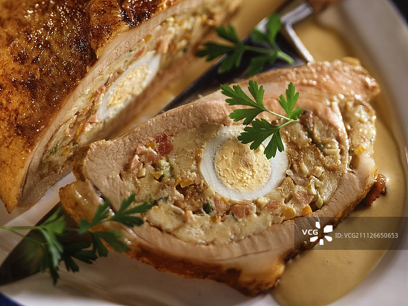 鸡蛋面包馅酿小牛胸肉片图片素材