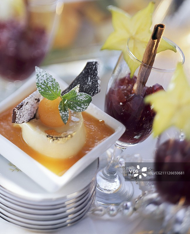 冰镇波特酒搭配甜瓜泥和潘趣果冻图片素材
