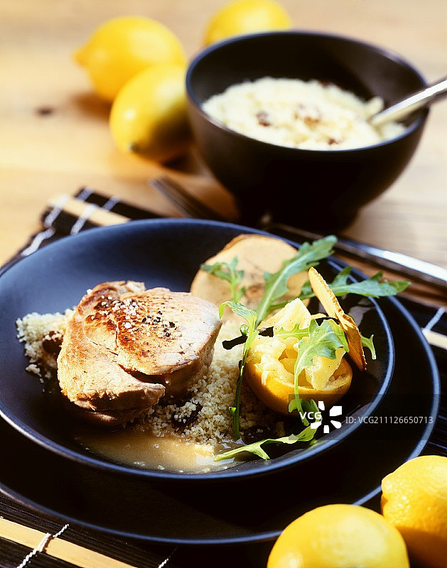 小牛肉配古斯米和香辣柠檬酱图片素材