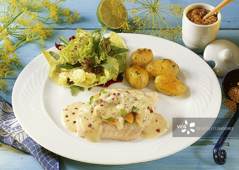 芥末胡椒酱鳕鱼柳配土豆和沙拉图片素材