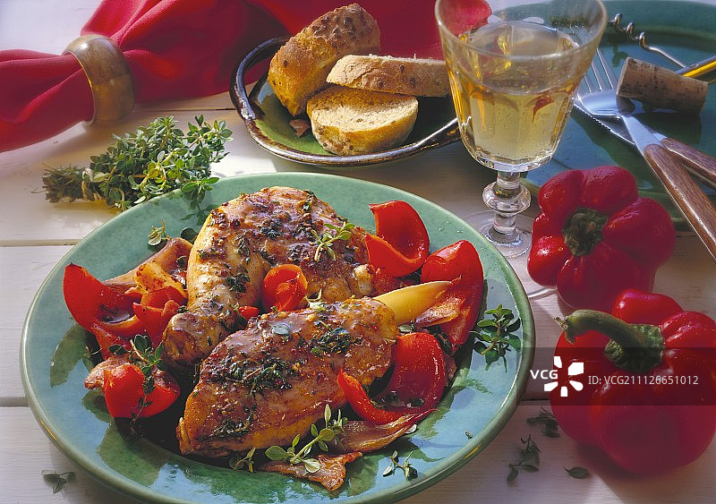 甜椒葱头百里香培根汁鸡肉图片素材