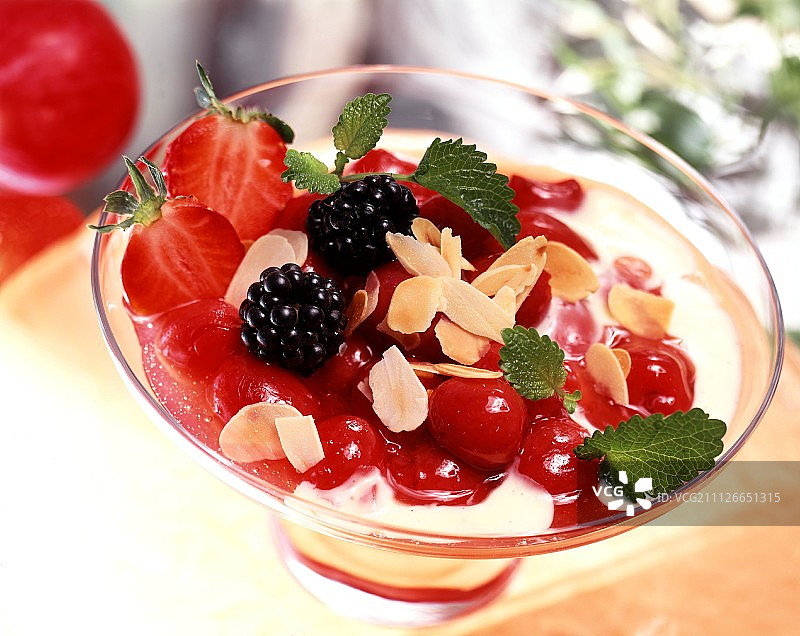 莫雷洛樱桃奶油配浆果、杏仁、朗姆酒和阿马雷托酒图片素材