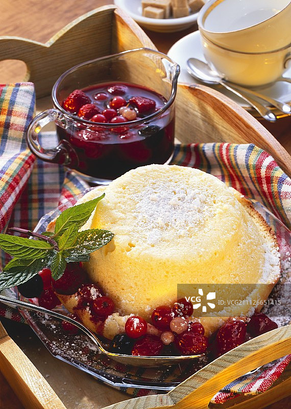 搭配浆果蜜饯的夸克舒芙蕾图片素材