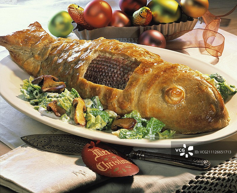 酥皮红鲷鱼配萨瓦和黄色牛肝菌图片素材