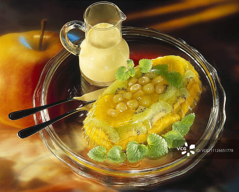 橙子、猕猴桃和葡萄果冻配香草酱图片素材