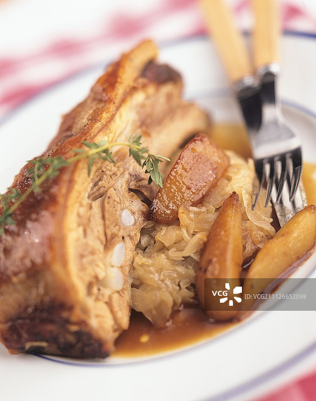 五花肉配苹果蜜饯和酸菜图片素材
