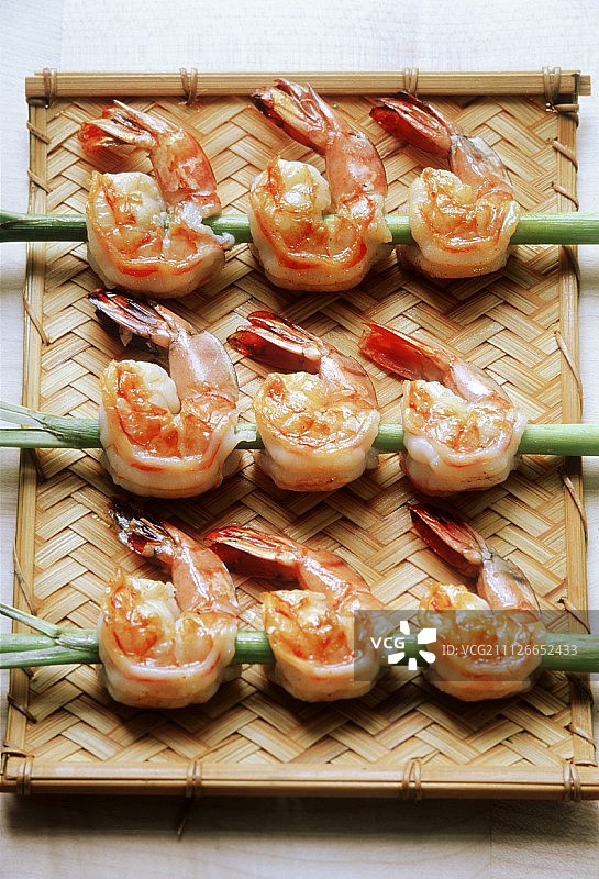 烤海螯虾串在柠檬草上图片素材