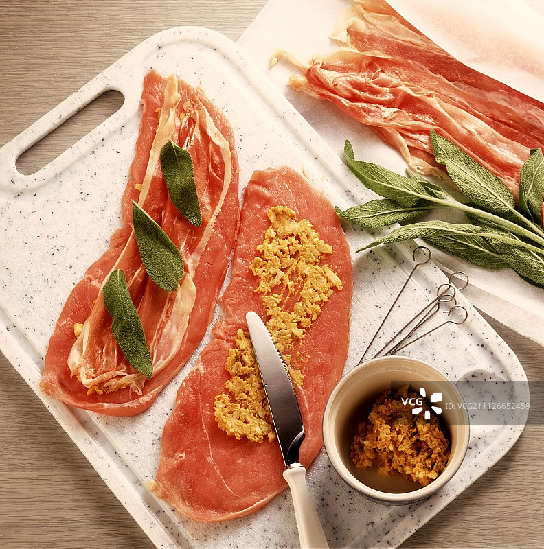 涂抹鼠尾草、培根和大蒜馅的小牛肉卷图片素材