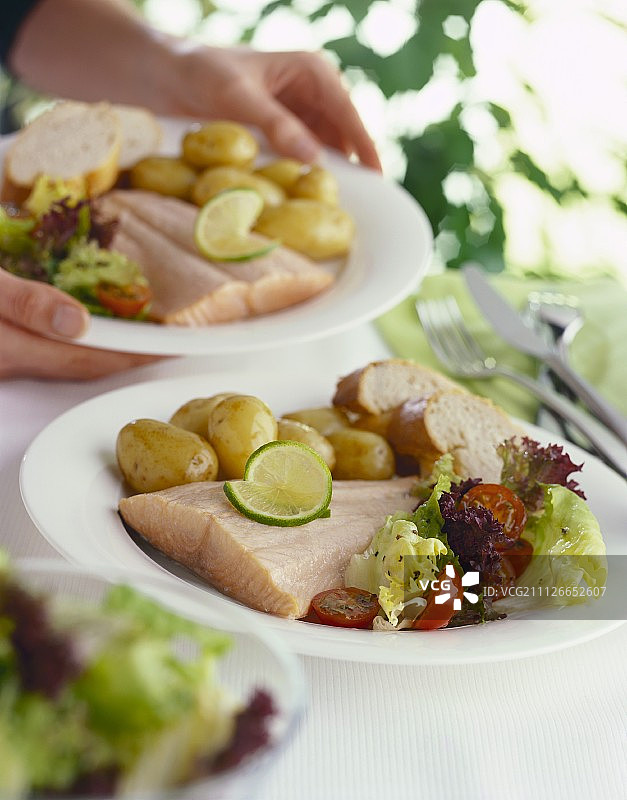 水煮三文鱼配土豆和生菜图片素材