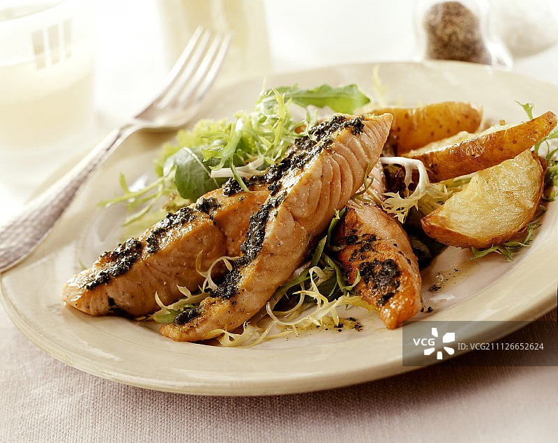 青酱烤土豆三文鱼沙拉图片素材