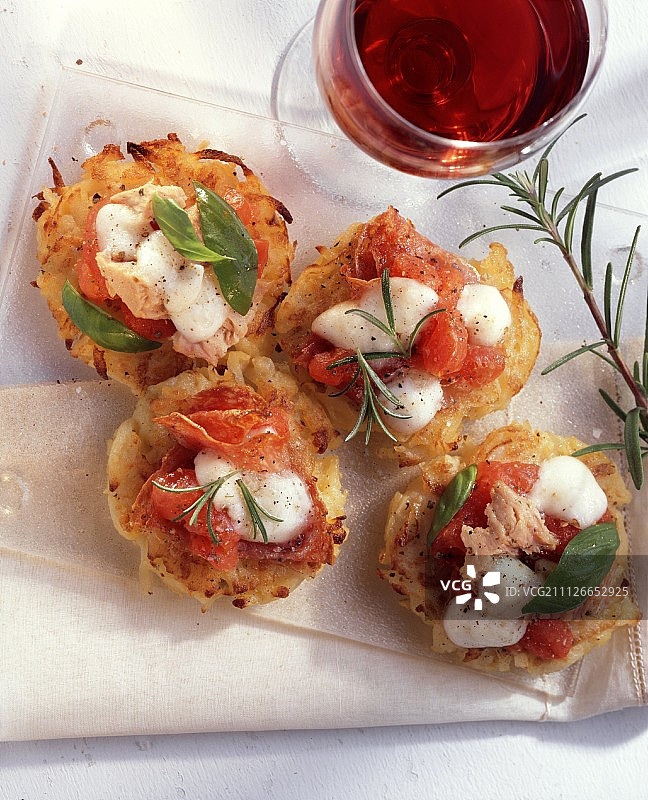 金枪鱼和马苏里拉奶酪土豆披萨饼图片素材