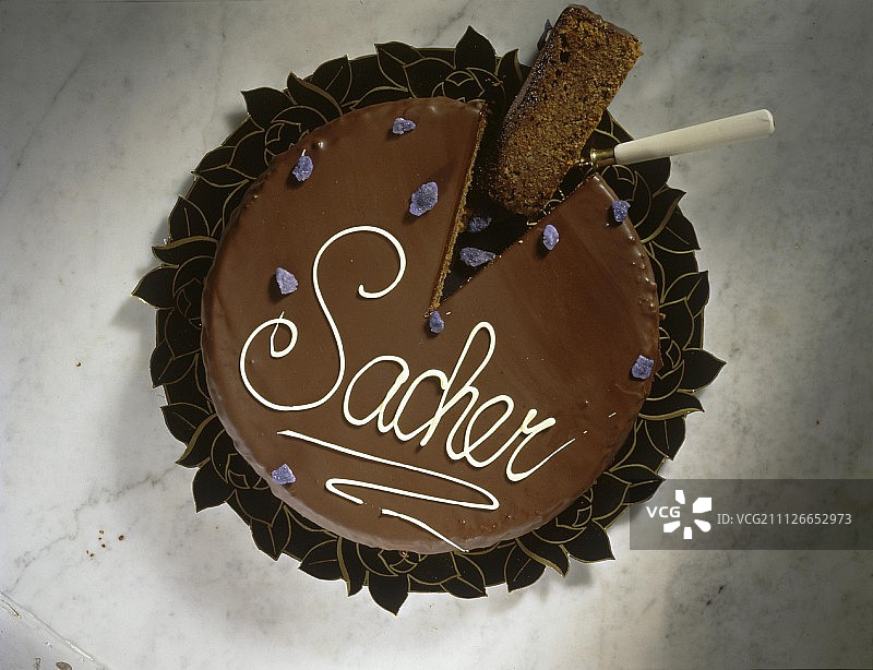 用糖渍紫罗兰装饰的萨赫蛋糕图片素材