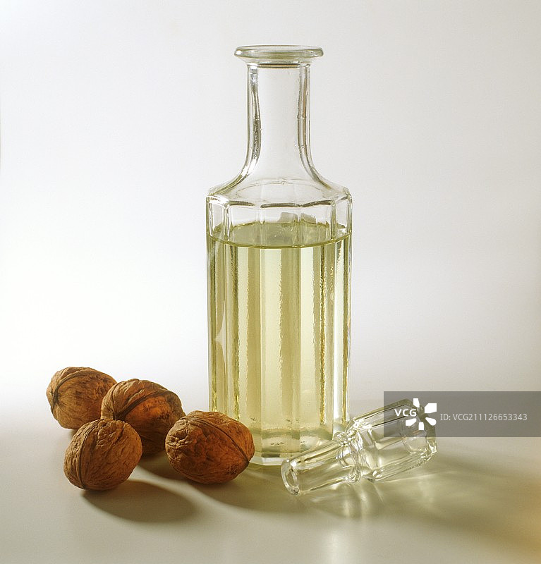 装饰瓶装核桃油，配以核桃图片素材