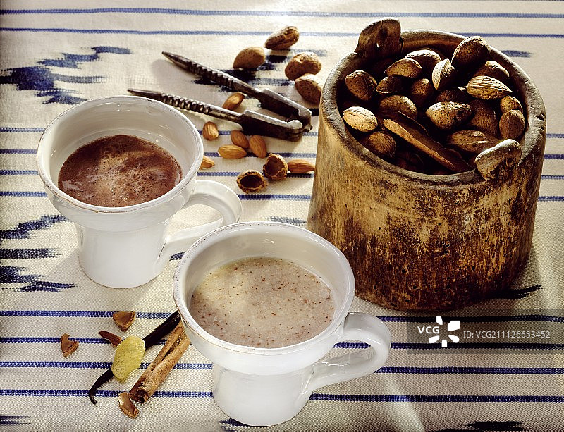 热巧克力和热杏仁奶图片素材