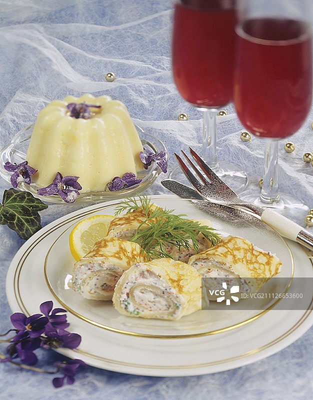 鱼子酱奶酪馅可丽饼卷和香草奶油冻图片素材