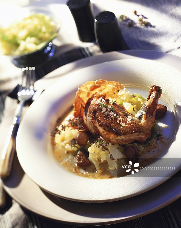 栗子和卷心菜上的珍珠鸡腿图片素材