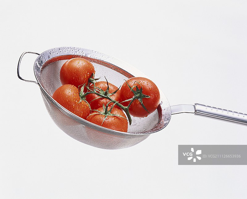 滤网中新鲜洗净的西红柿图片素材
