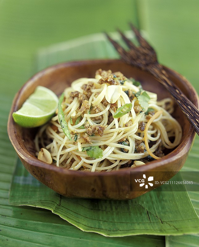 意面配培根和花生图片素材