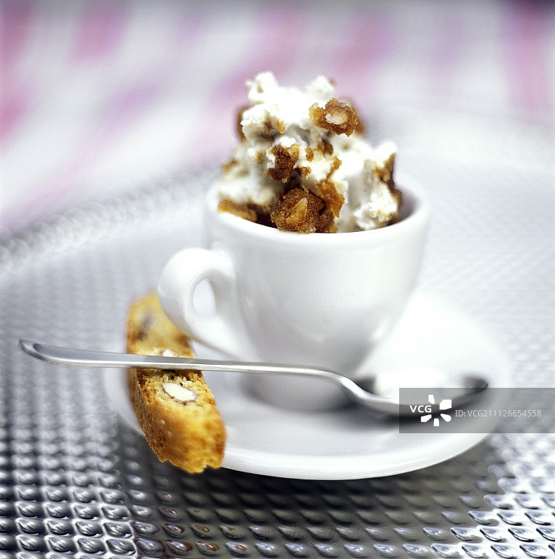 咖啡冰沙配奶油顶图片素材