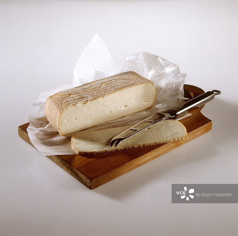 塔雷吉欧奶酪与奶酪刀图片素材