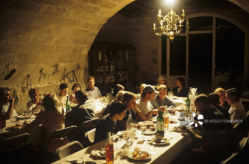 法国圣埃米利永弗朗梅恩城堡葡萄酒节图片素材