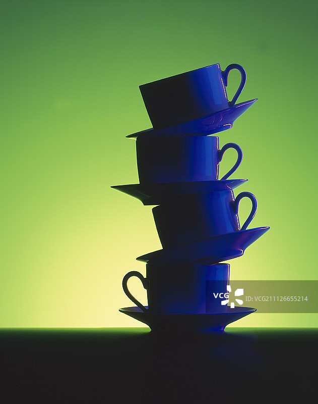 绿色背景上的杯子堆图片素材