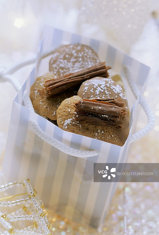 礼品包装中带巧克力涂层的心形姜饼图片素材