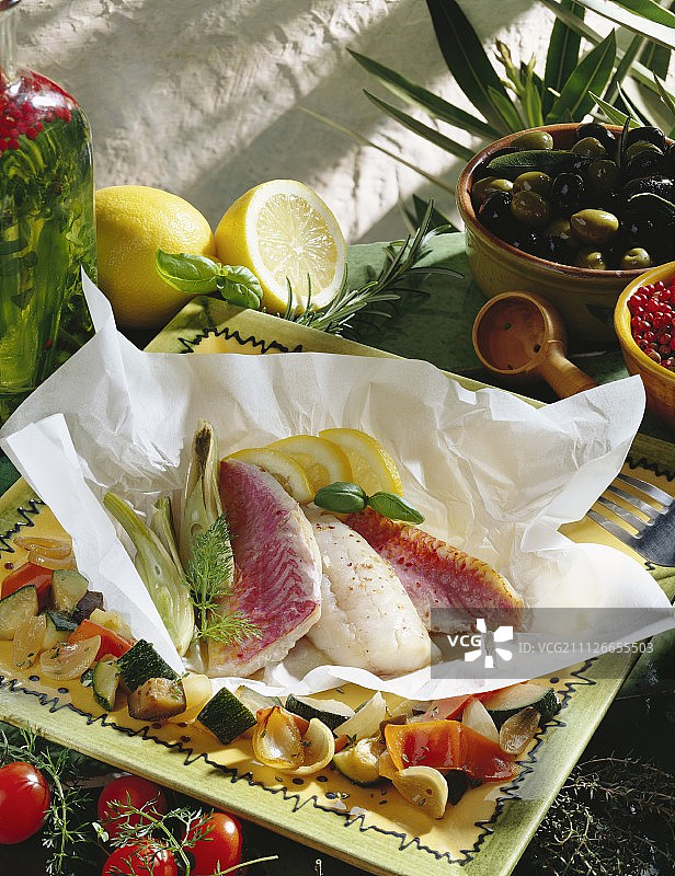 牛皮纸焗红鲣鱼图片素材