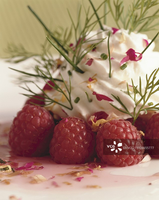 覆盆子配香草奶油和玫瑰花瓣图片素材