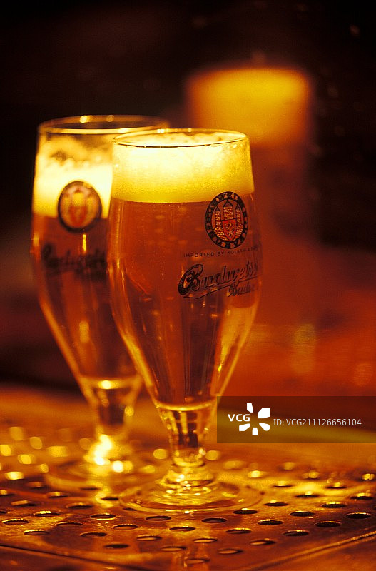 两杯百威啤酒图片素材