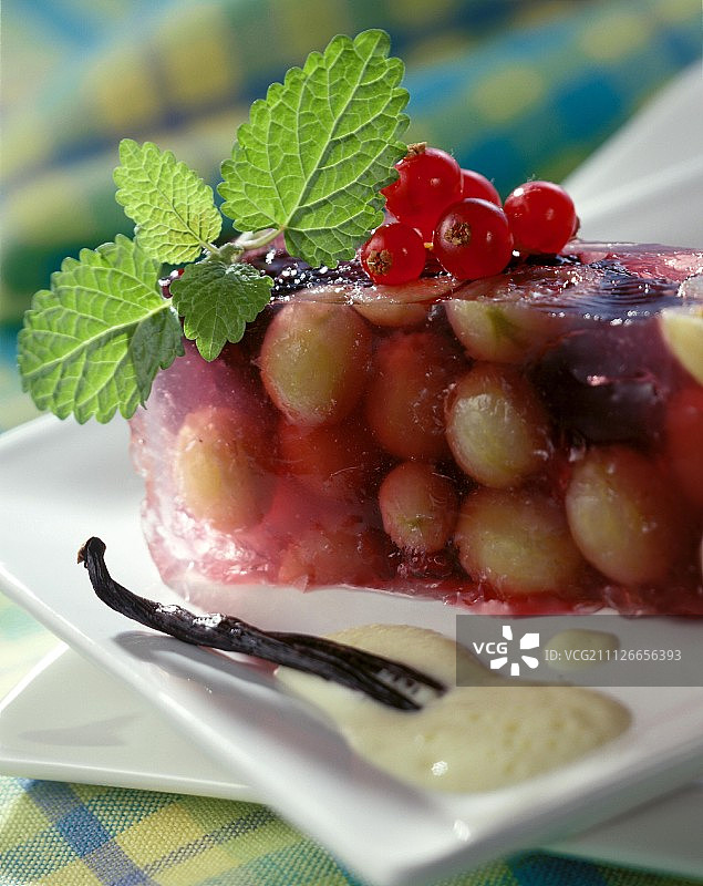 香草奶油鹅莓黑莓果冻图片素材