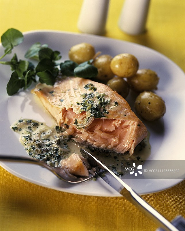 酸豆汁煎三文鱼配小土豆图片素材