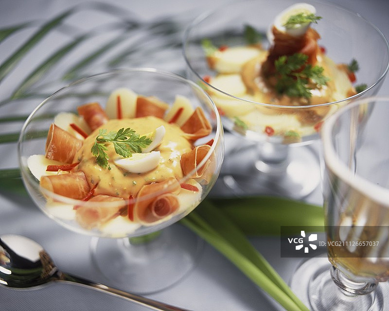 棕榈心鸡尾酒配火腿卷和鹌鹑蛋图片素材