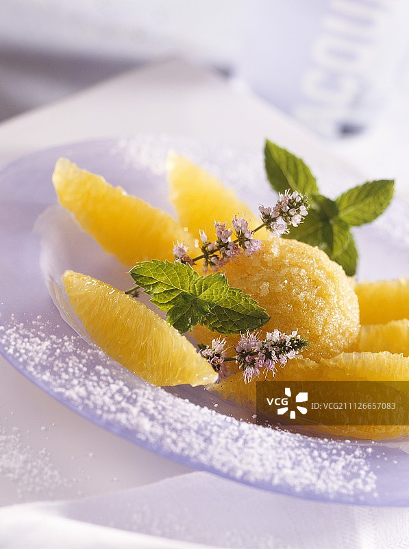 芒果冰沙配腌制橙子图片素材