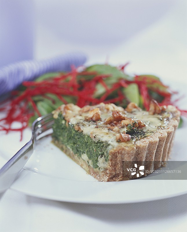 菠菜乳蛋饼配奶酪和核桃图片素材