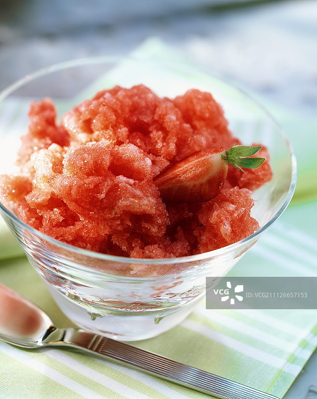 玻璃碗里的草莓冰沙图片素材