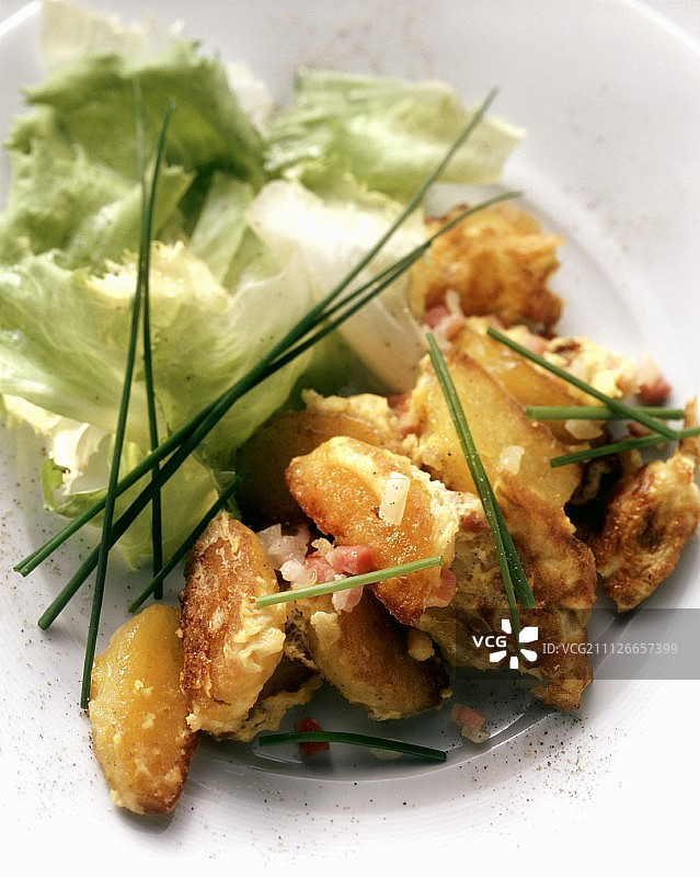 培根鸡蛋沙拉炸土豆图片素材