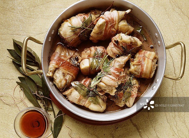 培根月桂叶烩兔肉图片素材