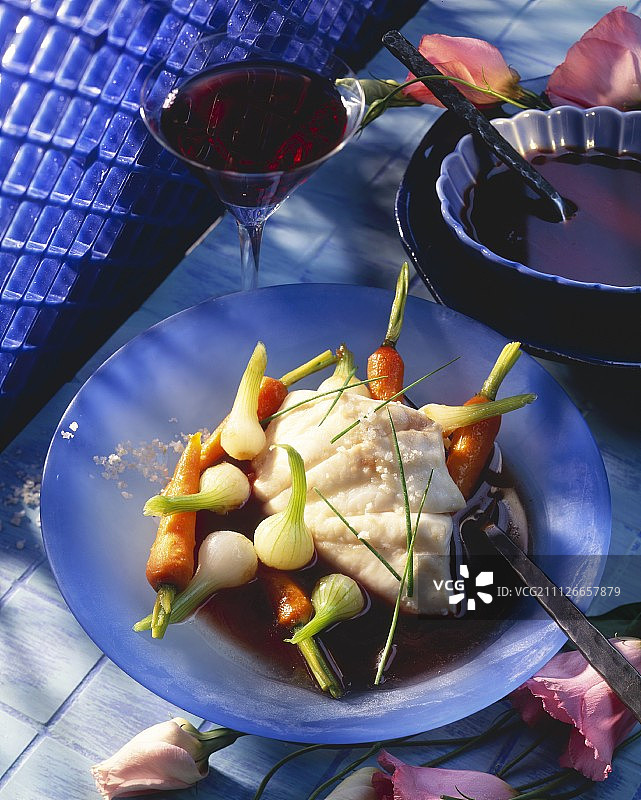 多莉鱼片配小洋葱和胡萝卜图片素材