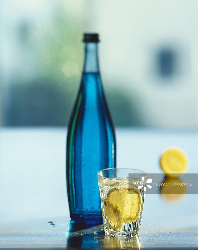 蓝色水瓶与柠檬矿泉水图片素材