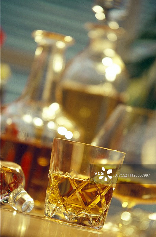 静物摄影：威士忌和干邑图片素材