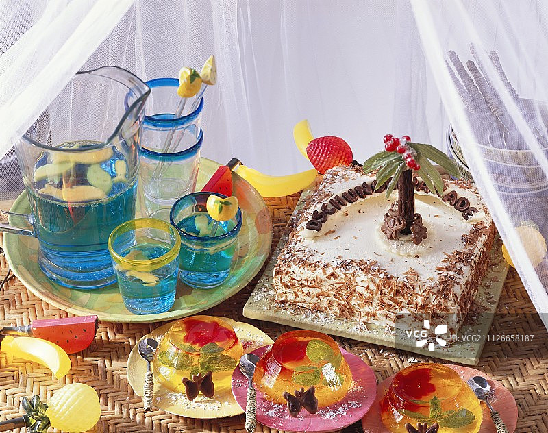 儿童丛林主题派对：果汁、果冻、蛋糕图片素材