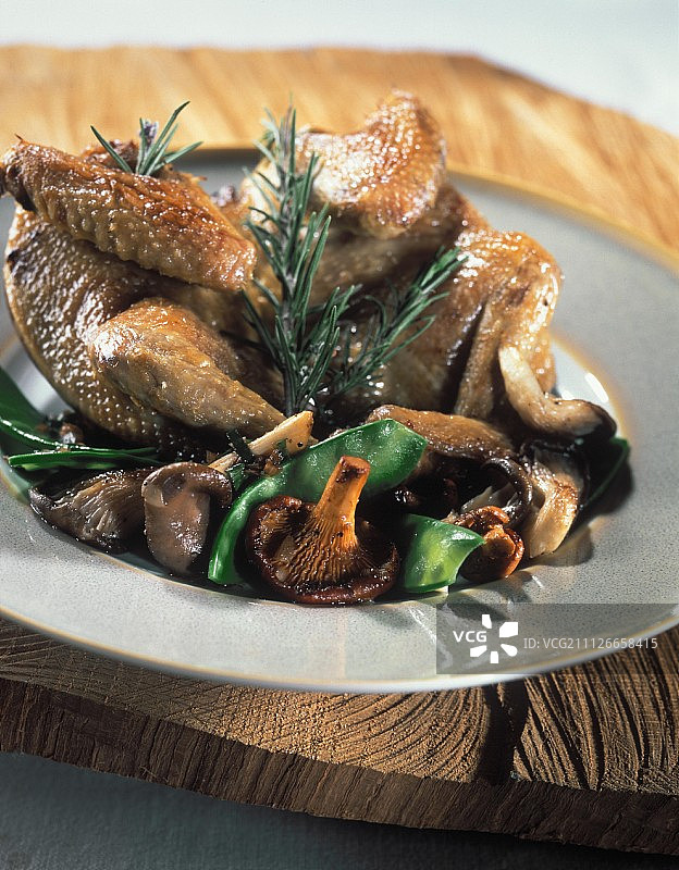 鹅肝馅鸽子配蘑菇荷兰豆图片素材
