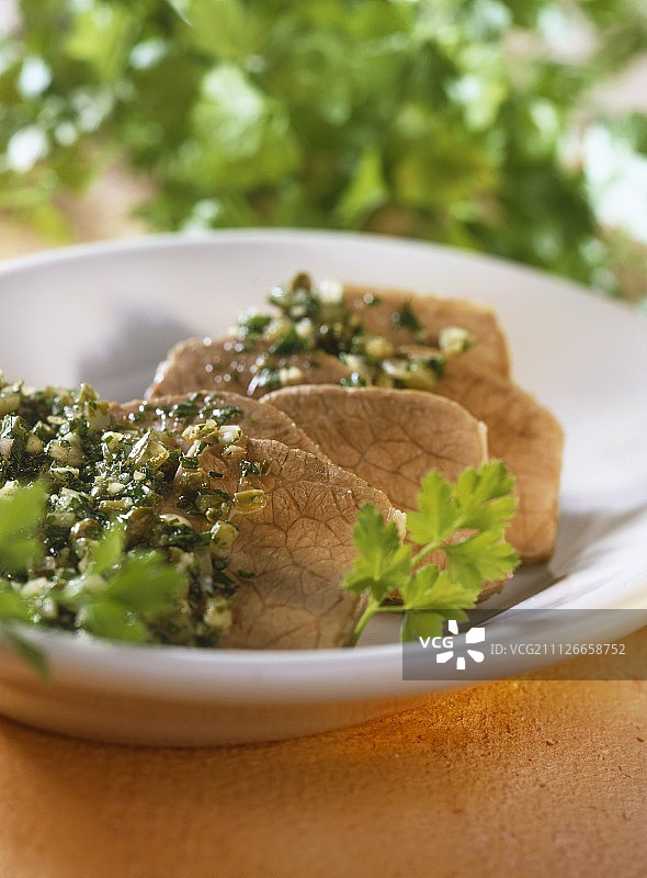配萨尔萨酱的烤牛胸肉图片素材