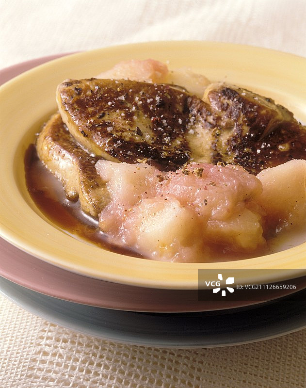 炸鹅肝配苹果蜜饯图片素材